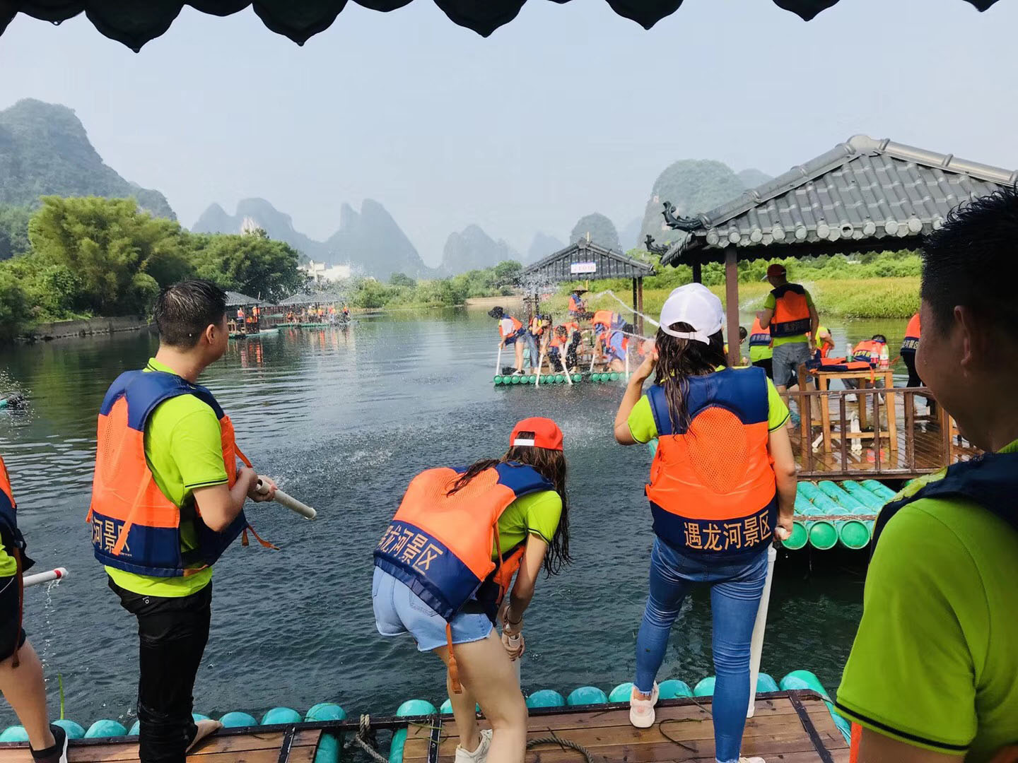 遇龍河竹筏漂天地心網絡團隊水戰